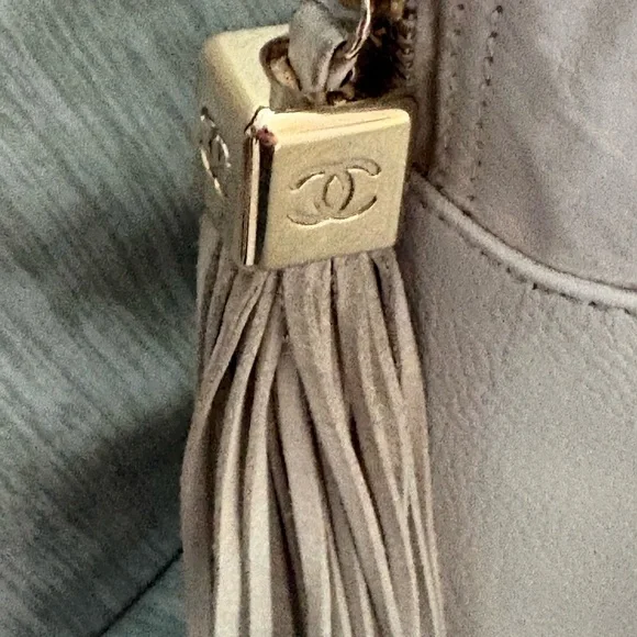 CHANEL Quilted Top-Handle Satchel in Cream White with Tassel - Picture 3 of 5